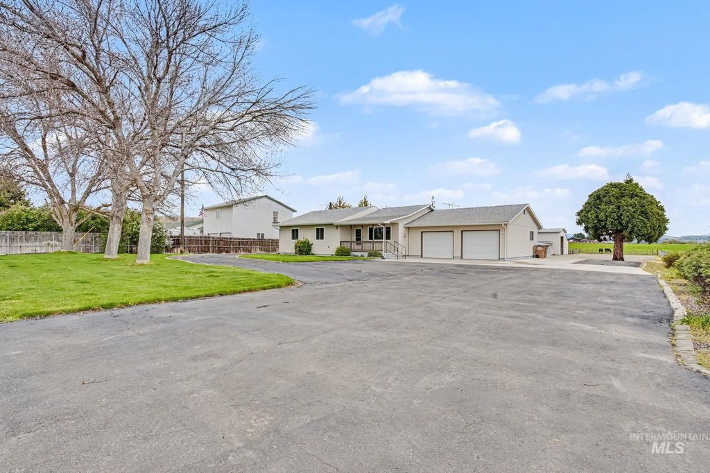 Photo of 3620 Ua Ave, Emmett, ID 83617 (MLS # 98985840)