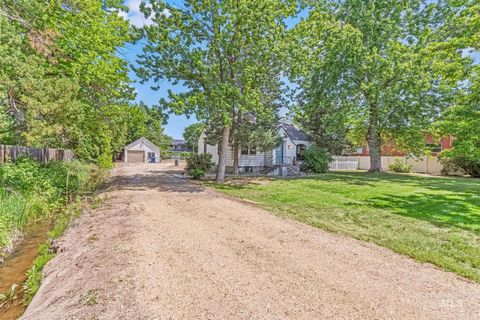 Photo of 404 N Allumbaugh St, Boise, ID 83704 (MLS # 98949104)