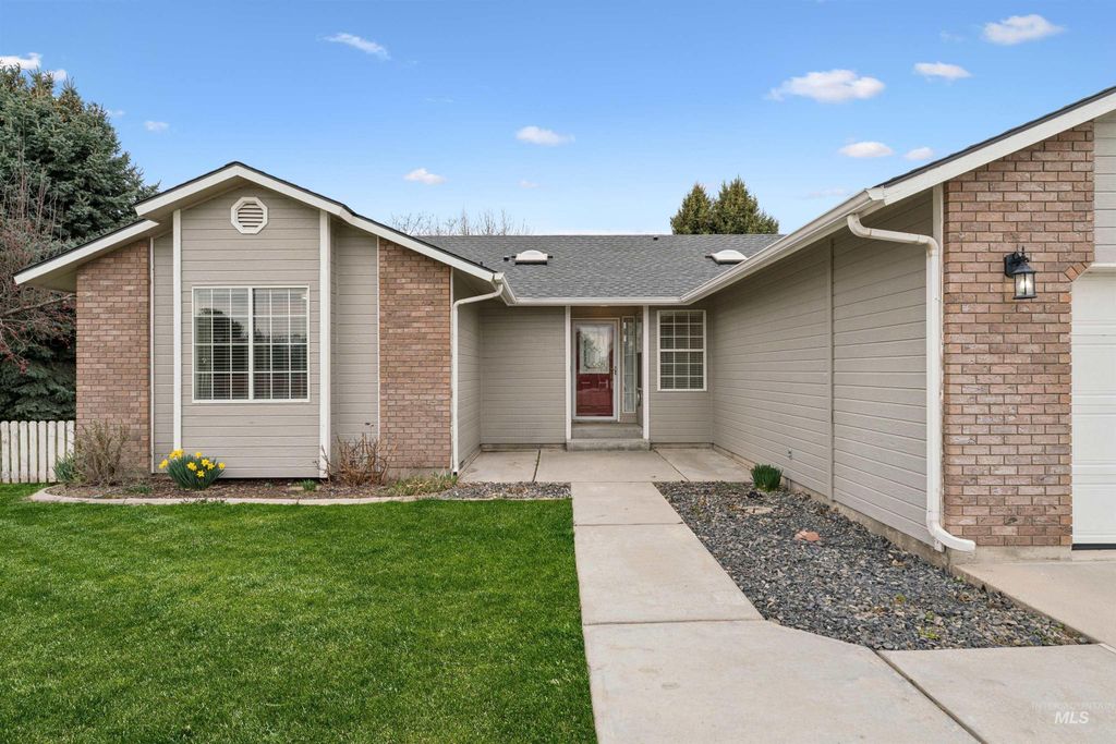 Photo of 25585 Birdie Dr, Caldwell, ID 83607 (MLS # 98979008)
