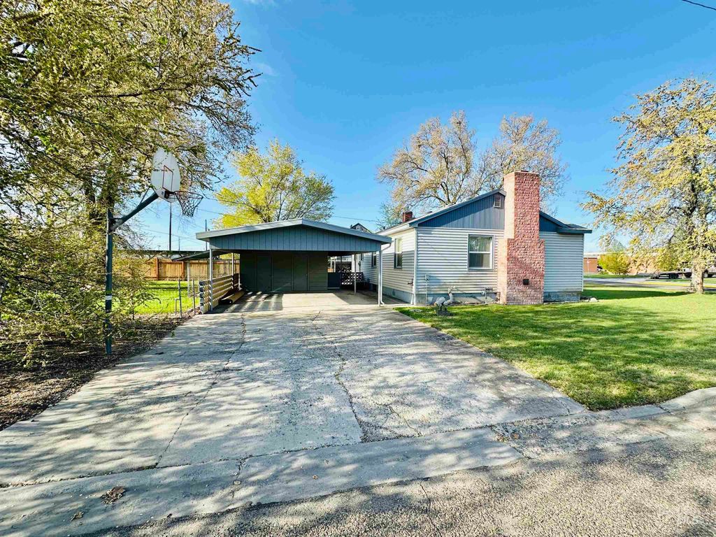 Photo of 912 SW 5th St, Ontario, OR 97914 (MLS # 98983026)