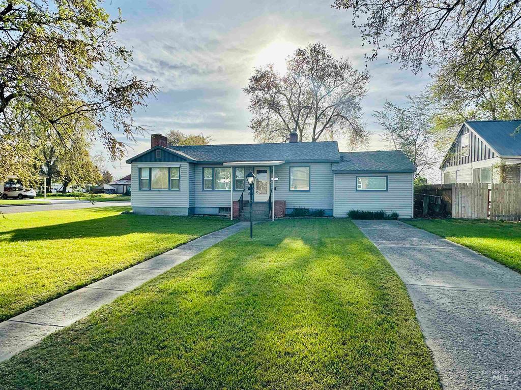 Photo of 912 SW 5th St, Ontario, OR 97914 (MLS # 98983026)