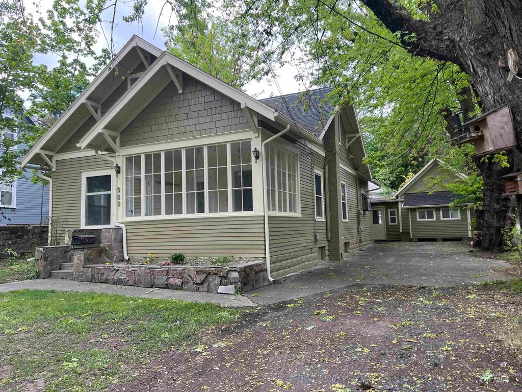 Photo of 909 E 6th, Moscow, ID 83843 (MLS # 98946809)