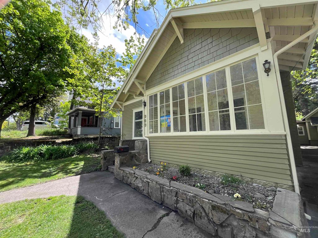 Photo of 909 E 6th, Moscow, ID 83843 (MLS # 98946809)