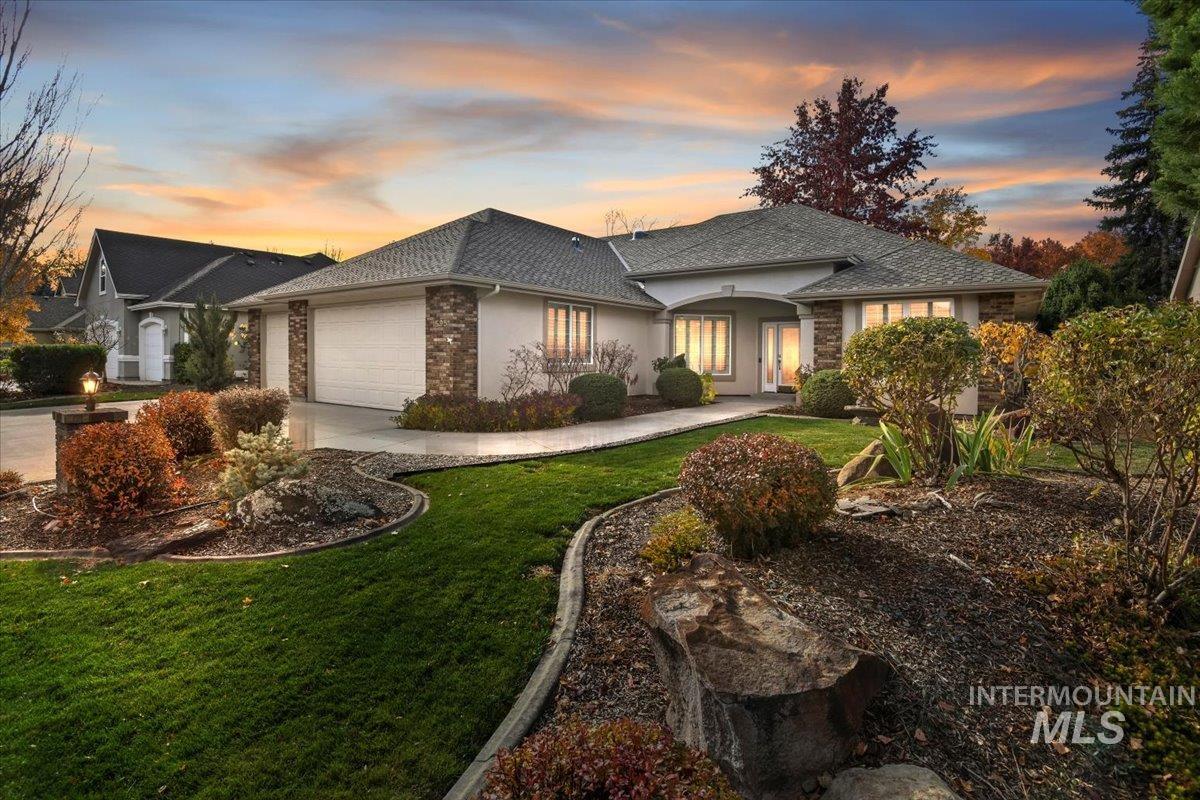 Single story home featuring stucco siding, a garage, a front lawn, and roof with shingles