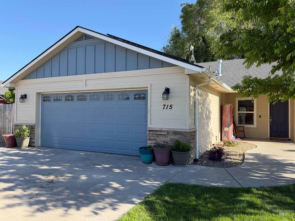 Photo of 715 S Florence Ct, Nampa, ID 83686 (MLS # 98987527)