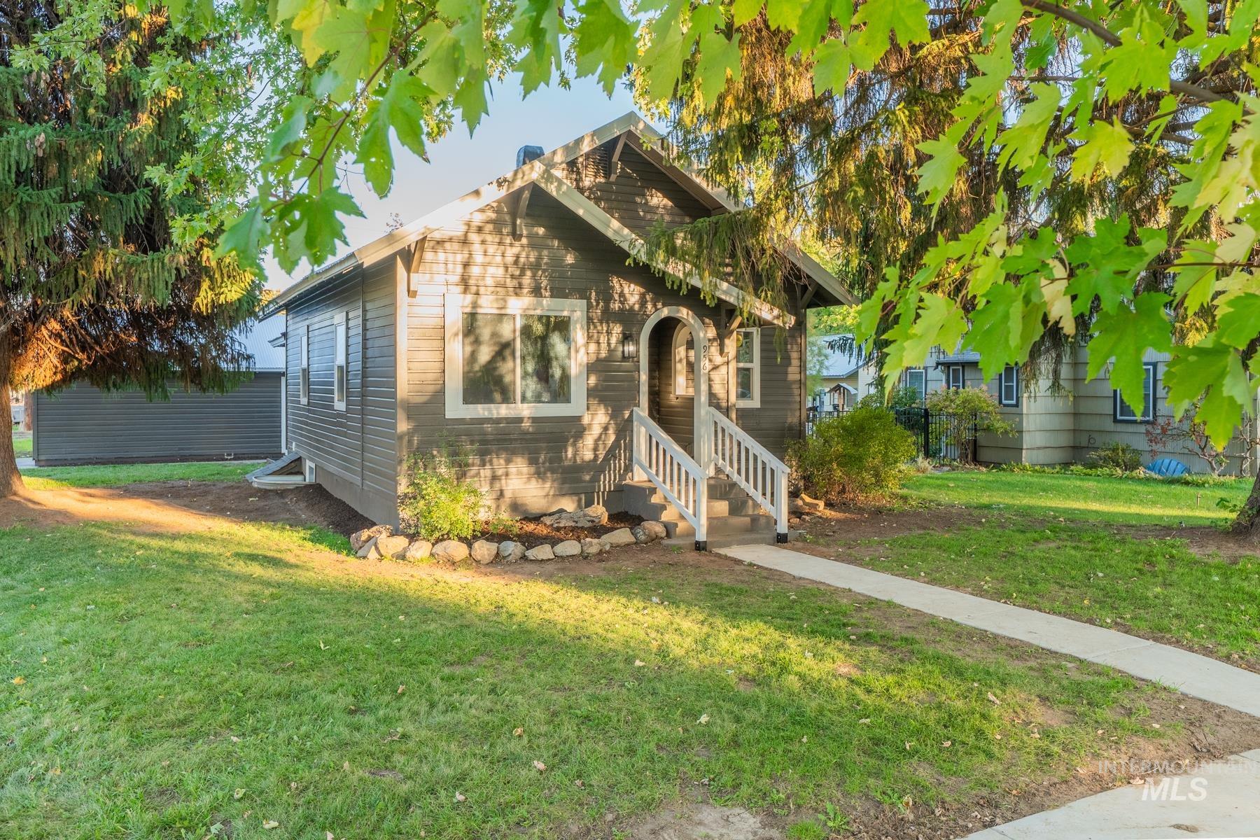 View of front facade with a front lawn