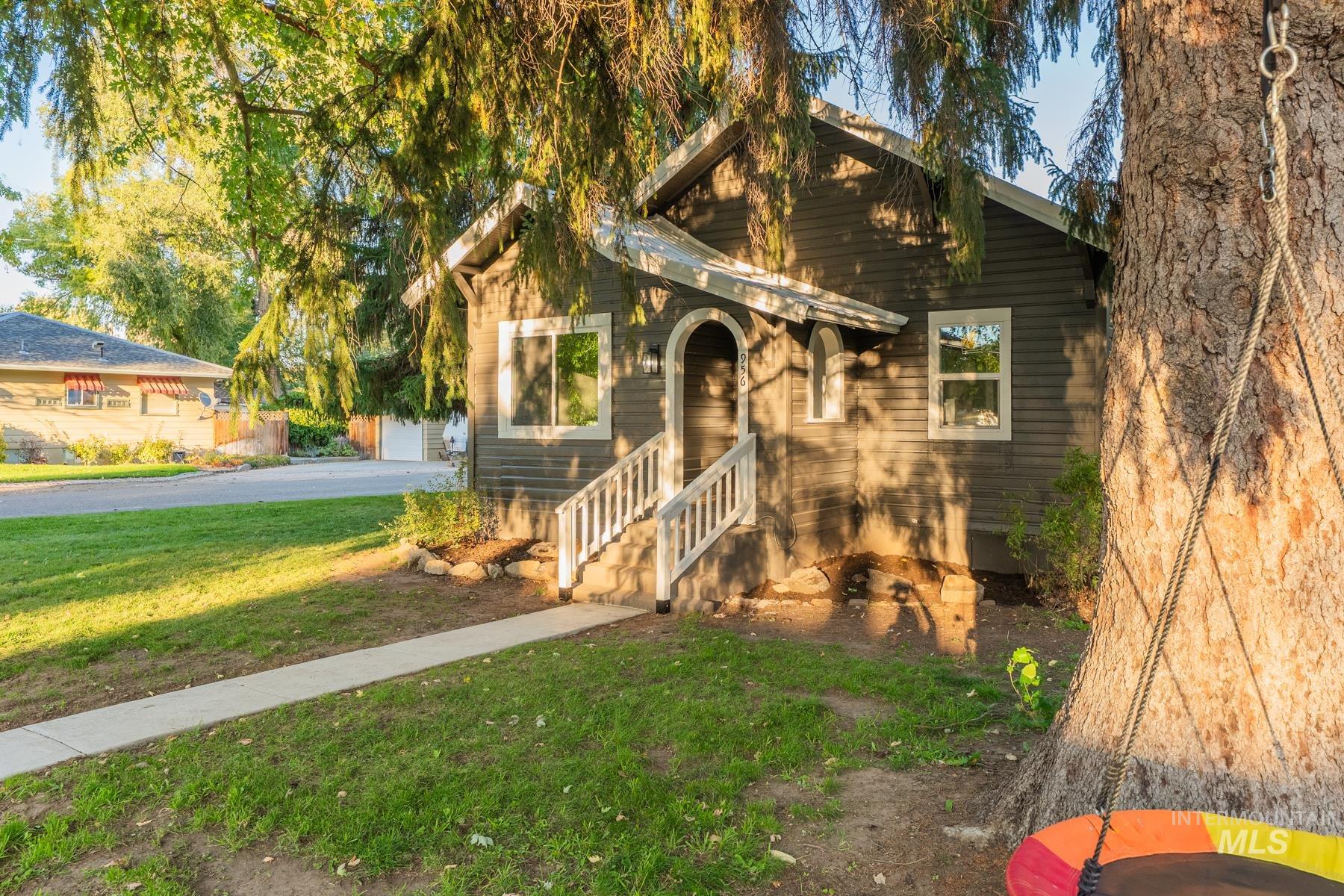 View of front of home featuring a front yard