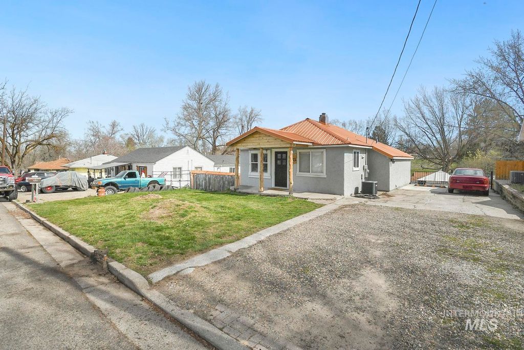 Photo of 335 S 20th St, Payette, ID 83661 (MLS # 98979291)