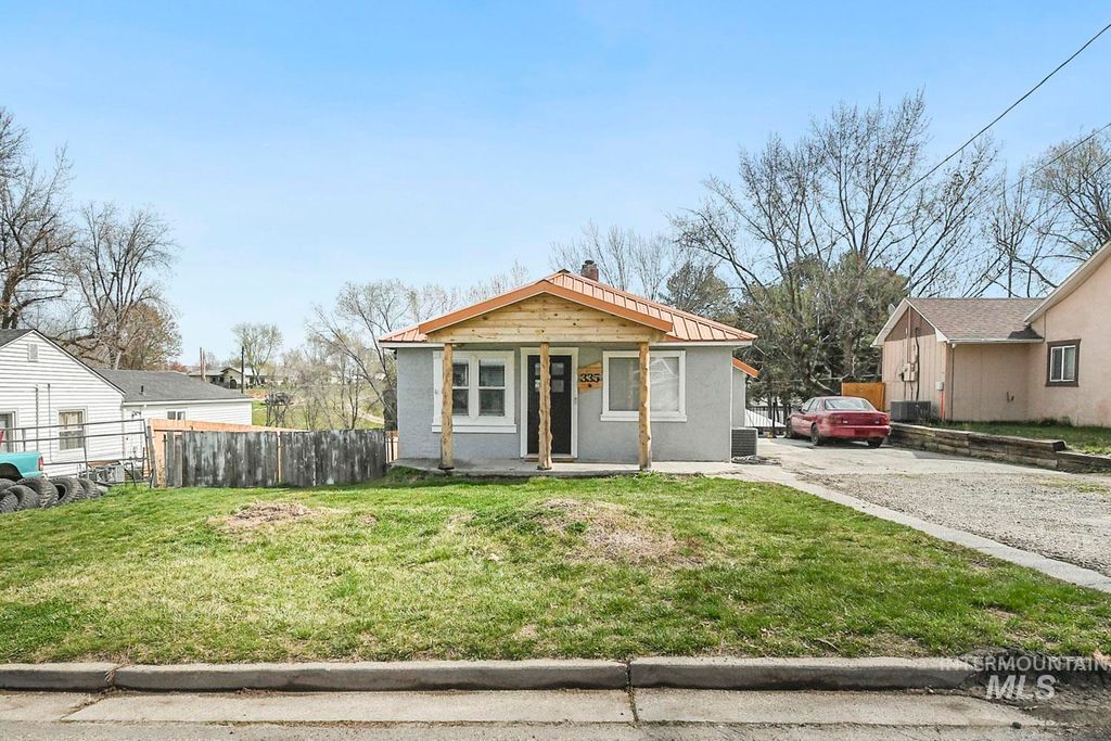 Photo of 335 S 20th St, Payette, ID 83661 (MLS # 98979291)