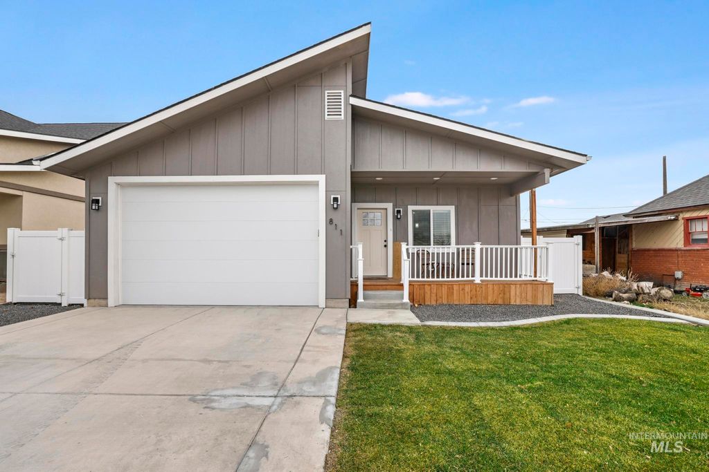 Photo of 811 4th Avenue West Ave, Twin Falls, ID 83301 (MLS # 98969519)