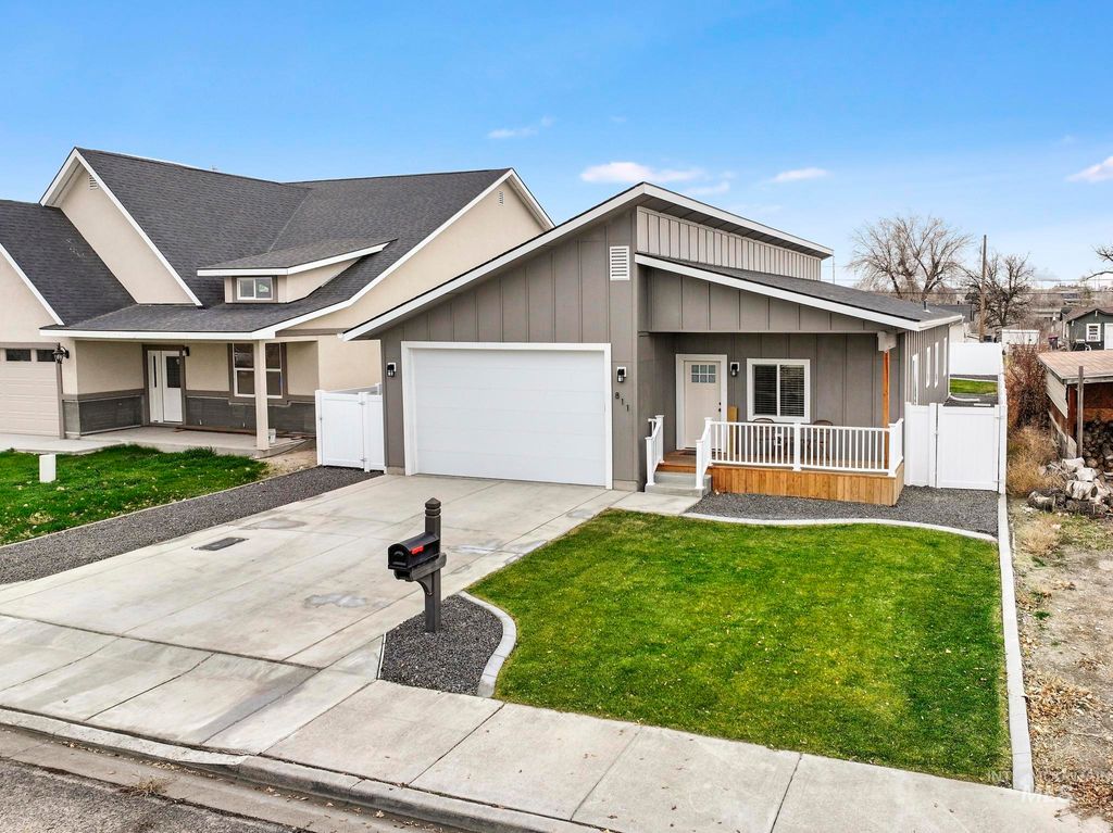 Photo of 811 4th Avenue West Ave, Twin Falls, ID 83301 (MLS # 98969519)