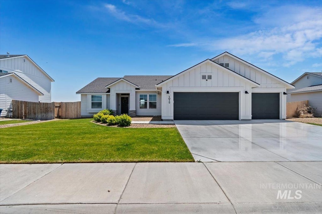 Photo of 1015 SW Besra DR, Mountain Home, ID 83647 (MLS # 98990551)
