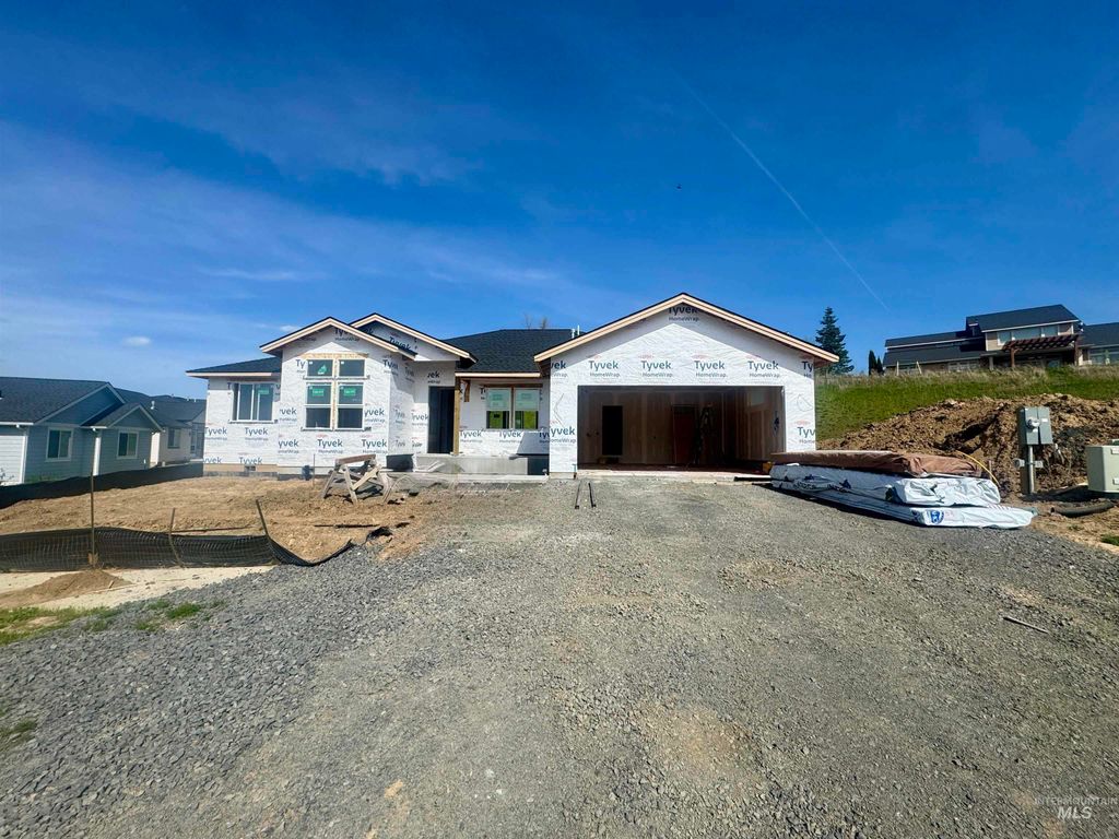 Photo of 400 Ryan Ln, Moscow, ID 83843 (MLS # 98977021)