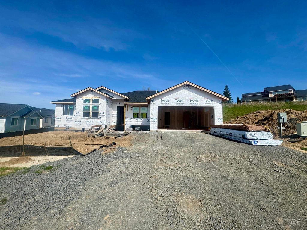 Photo of 400 Ryan Ln, Moscow, ID 83843 (MLS # 98977021)