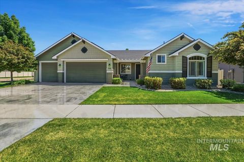 Photo of 798 N Tullshire Way, Eagle, ID 83616 (MLS # 98987125)