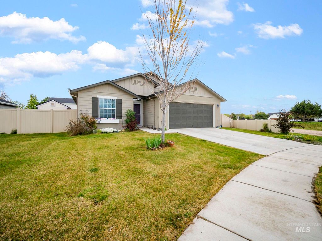 Photo of 17546 N Newdale Ave, Nampa, ID 83687 (MLS # 98982592)