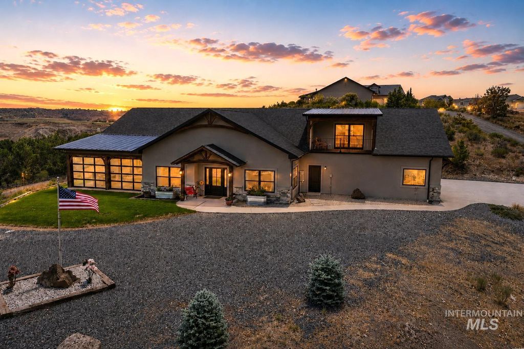 Photo of 4522 Snake River Mesa Rd, Buhl, ID 83316 (MLS # 98990545)