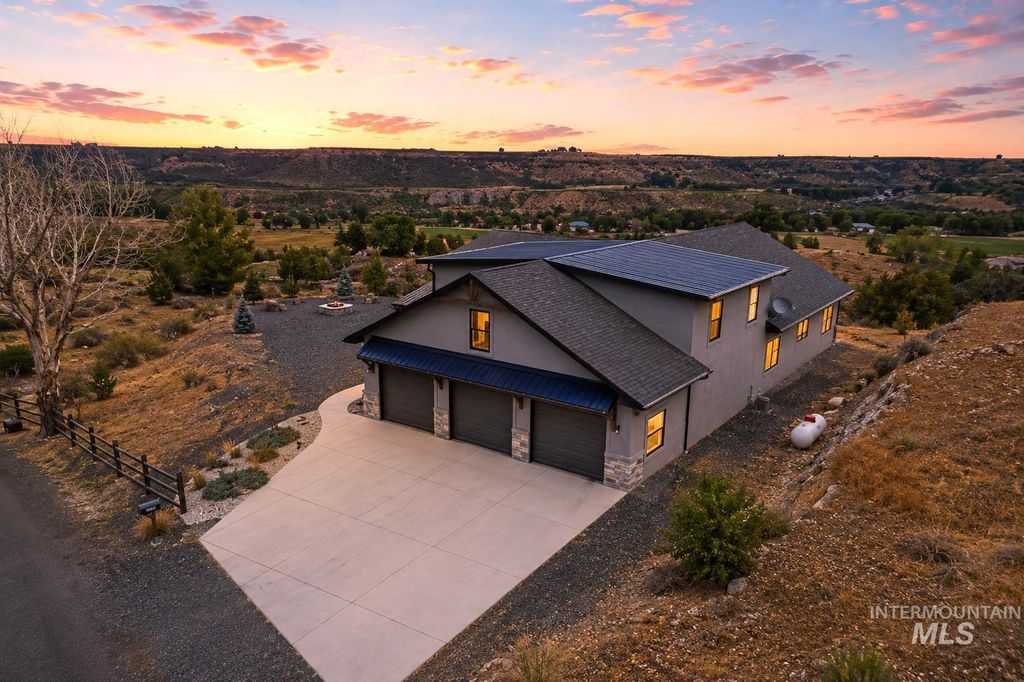 Photo of 4522 Snake River Mesa Rd, Buhl, ID 83316 (MLS # 98990545)
