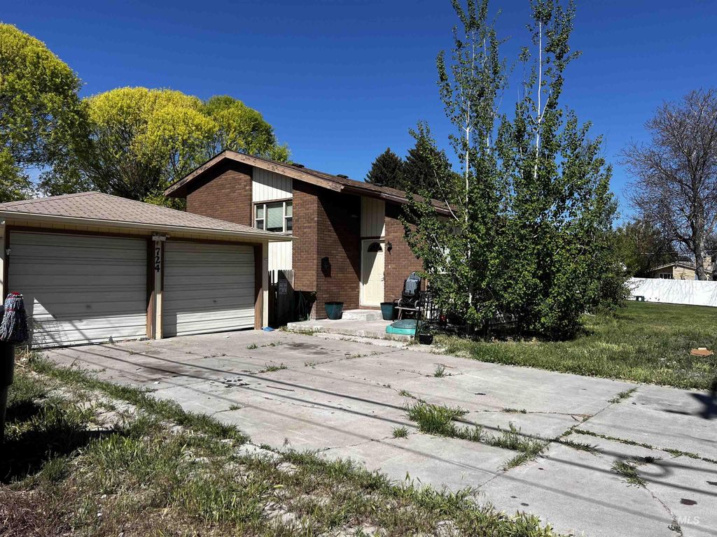 Photo of 724 Fairmont St, Burley, ID 83318 (MLS # 98984919)