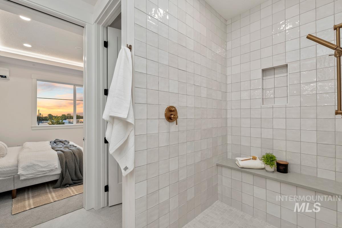 Ensuite bathroom featuring a tile shower