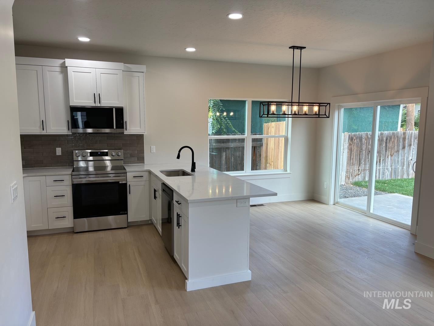 218 W Roosevelt Ave