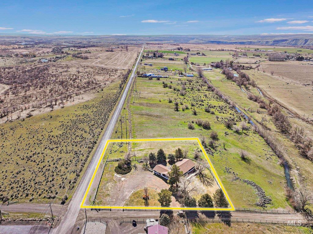 Photo of 2755 900 E, Hagerman, ID 83332 (MLS # 98978156)