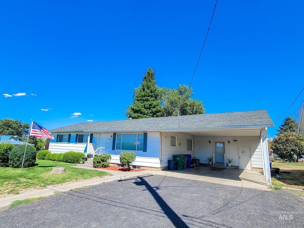 Photo of 3713 14th Street, Lewiston, ID 83501 (MLS # 98957906)