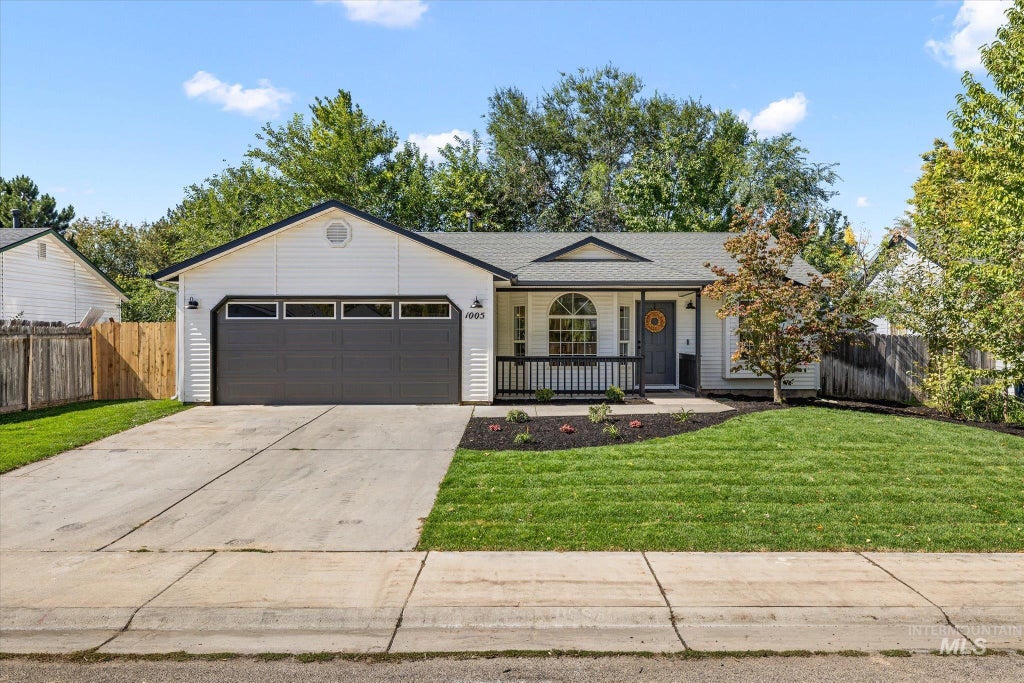 Photo of 1005 S Bonneville Dr, Nampa, ID 83686 (MLS # 99001077)