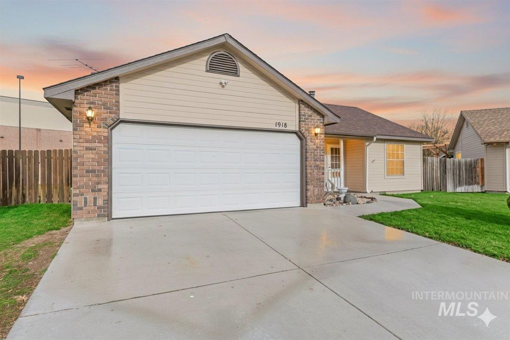 Photo of 1918 N Cliffrock Rd, Nampa, ID 83651 (MLS # 98969433)