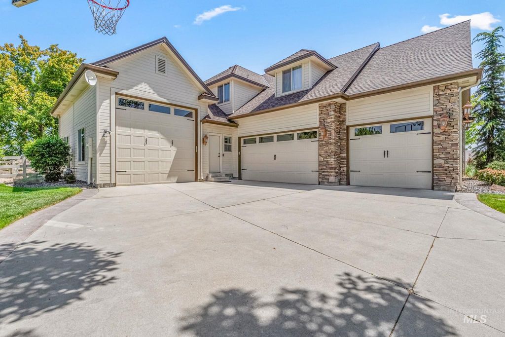 Photo of 5908 N Highhill Place, Star, ID 83669 (MLS # 98980389)