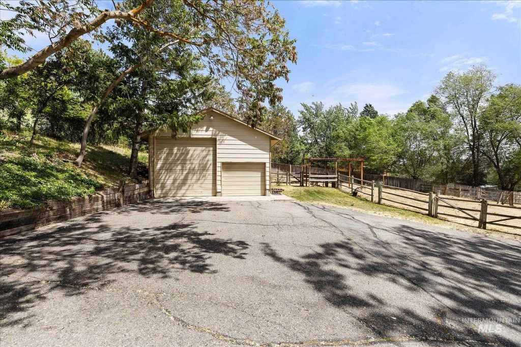 Photo of 6070 W Hill Rd, Boise, ID 83703 (MLS # 98986382)