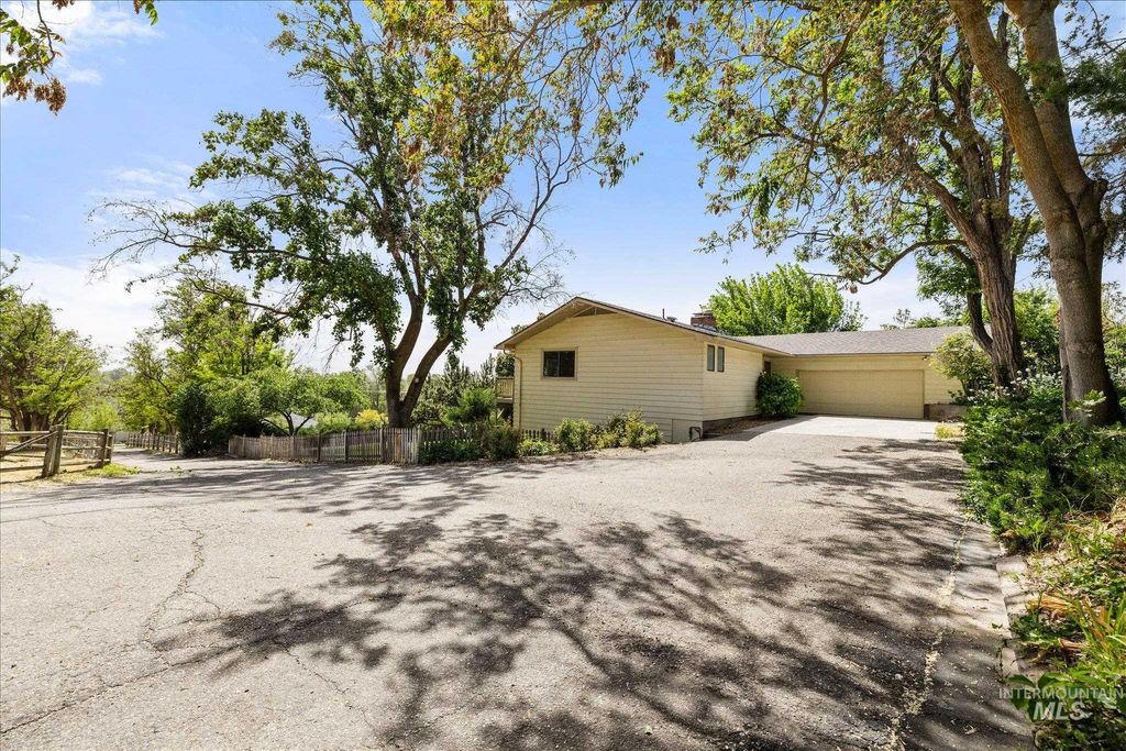 Photo of 6070 W Hill Rd, Boise, ID 83703 (MLS # 98986382)