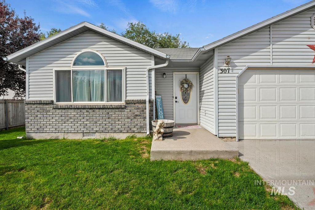 Photo of 307 Quail Cove Cir, Fruitland, ID 83619 (MLS # 98971264)