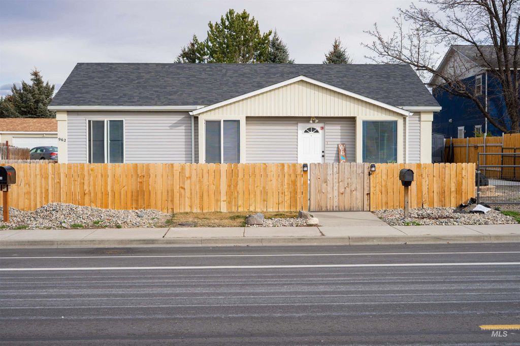 Photo of 962 Sparks St N, Twin Falls, ID 83301 (MLS # 98976460)