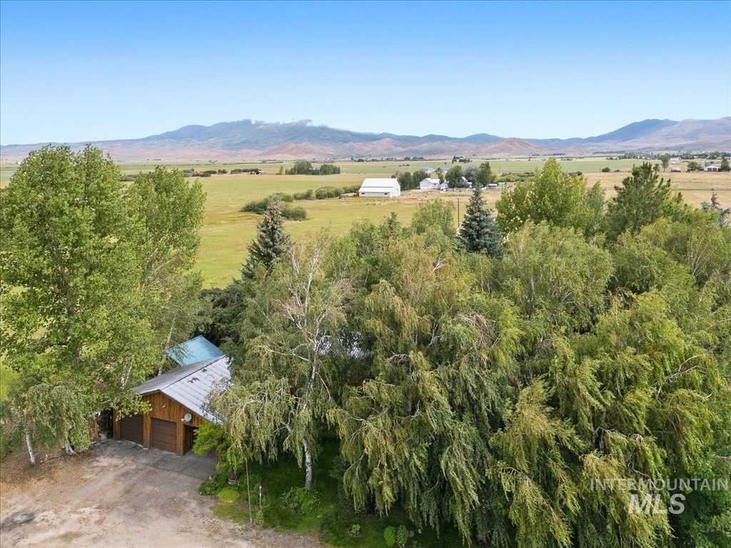 Photo of 227 Manard Ave, Fairfield, ID 83327 (MLS # 98992182)