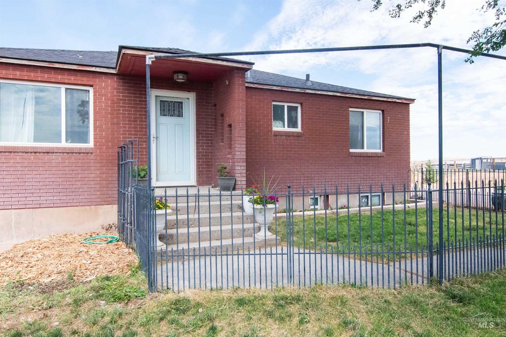 Photo of 118 S 2900 E, Paul, ID 83347 (MLS # 98998256)