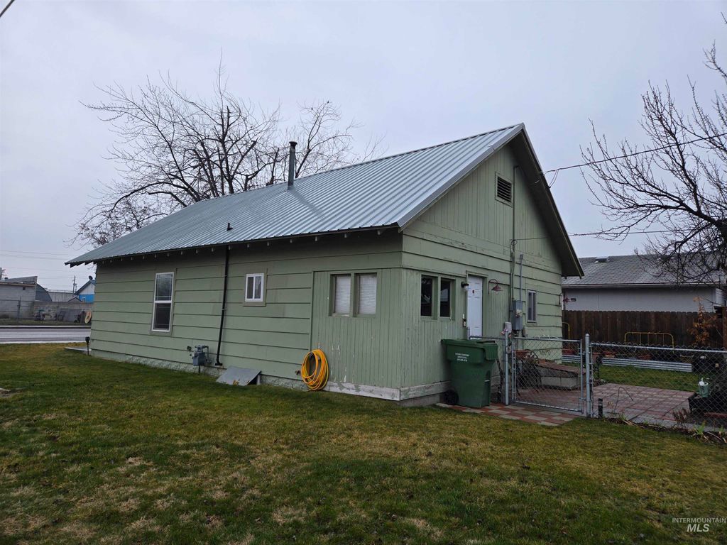 Photo of 695 N Oregon Street, Ontario, OR 97914 (MLS # 98976537)