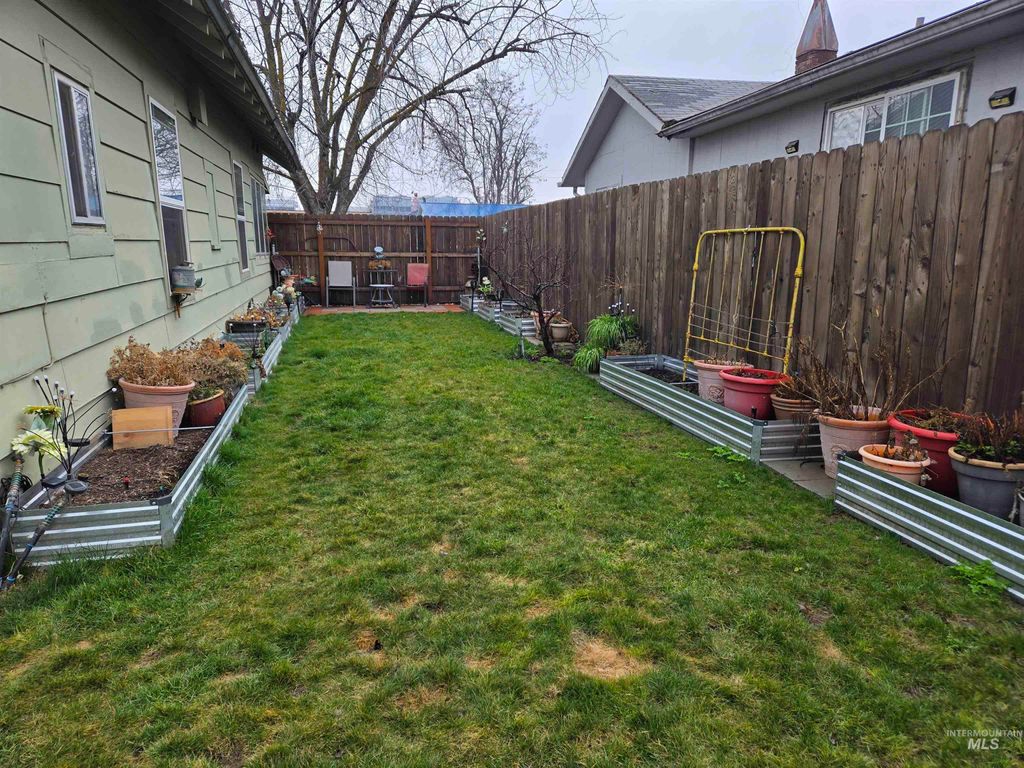 Photo of 695 N Oregon Street, Ontario, OR 97914 (MLS # 98976537)