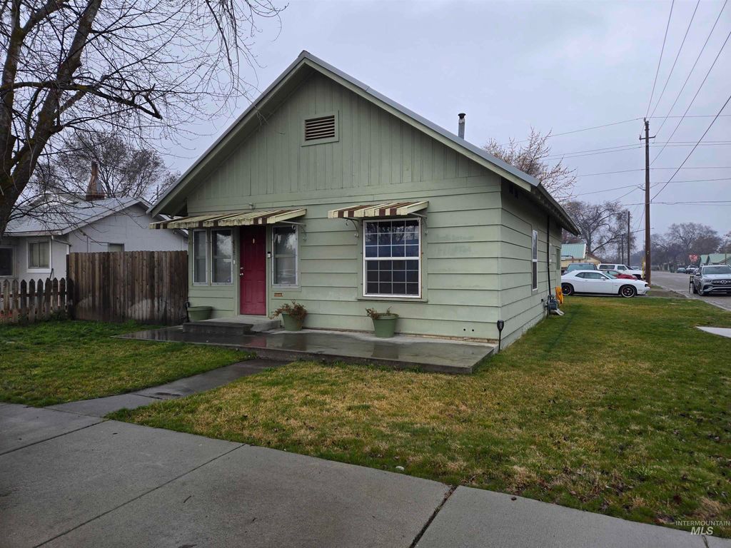 Photo of 695 N Oregon Street, Ontario, OR 97914 (MLS # 98976537)
