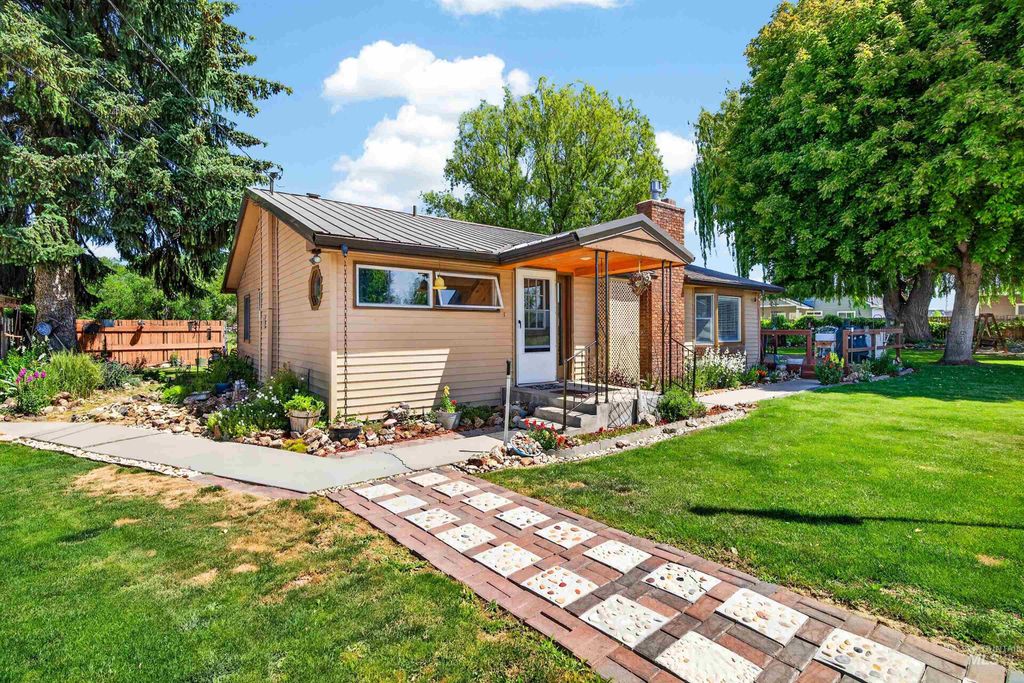 Photo of 930 N 11 St, Payette, ID 83661 (MLS # 98988182)