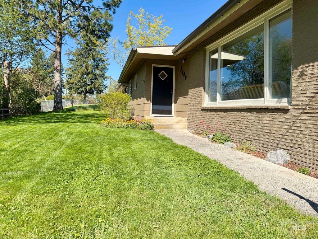 Photo of 1740 Daves Ave, Moscow, ID 83843 (MLS # 98985094)