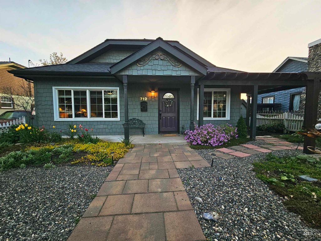 Photo of 712 3rd St, Lewiston, ID 83501 (MLS # 98979609)