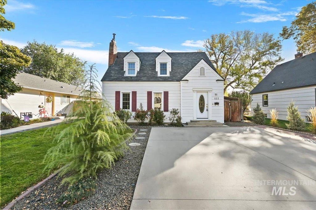 Photo of 122 N Yale St, Nampa, ID 83651 (MLS # 99003596)