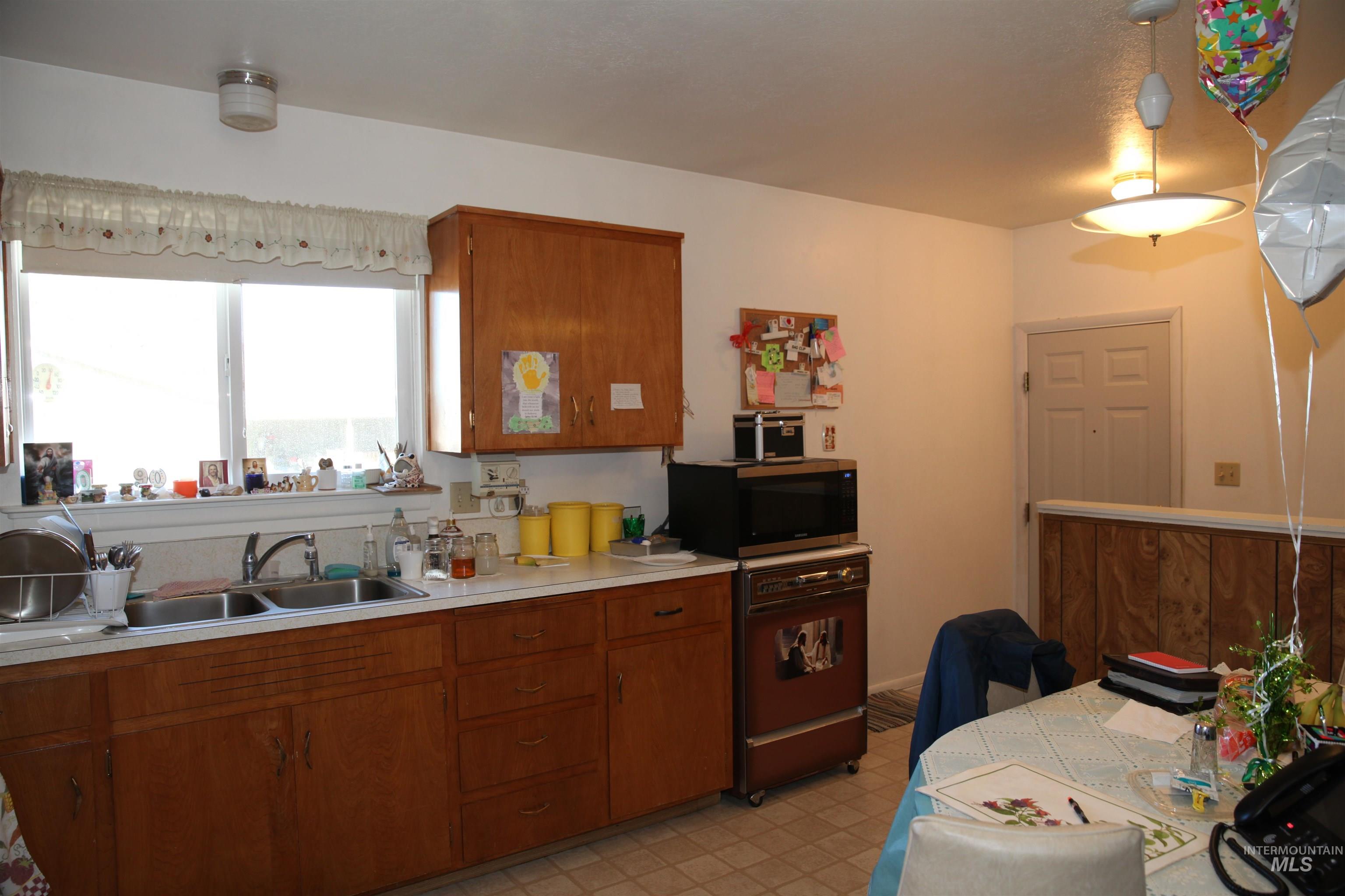 Twin Falls, Idaho 83301, United States, 3 Bedrooms Bedrooms, ,2 BathroomsBathrooms,Residential,Pending,10400