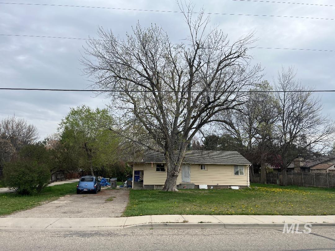 Bungalow with driveway