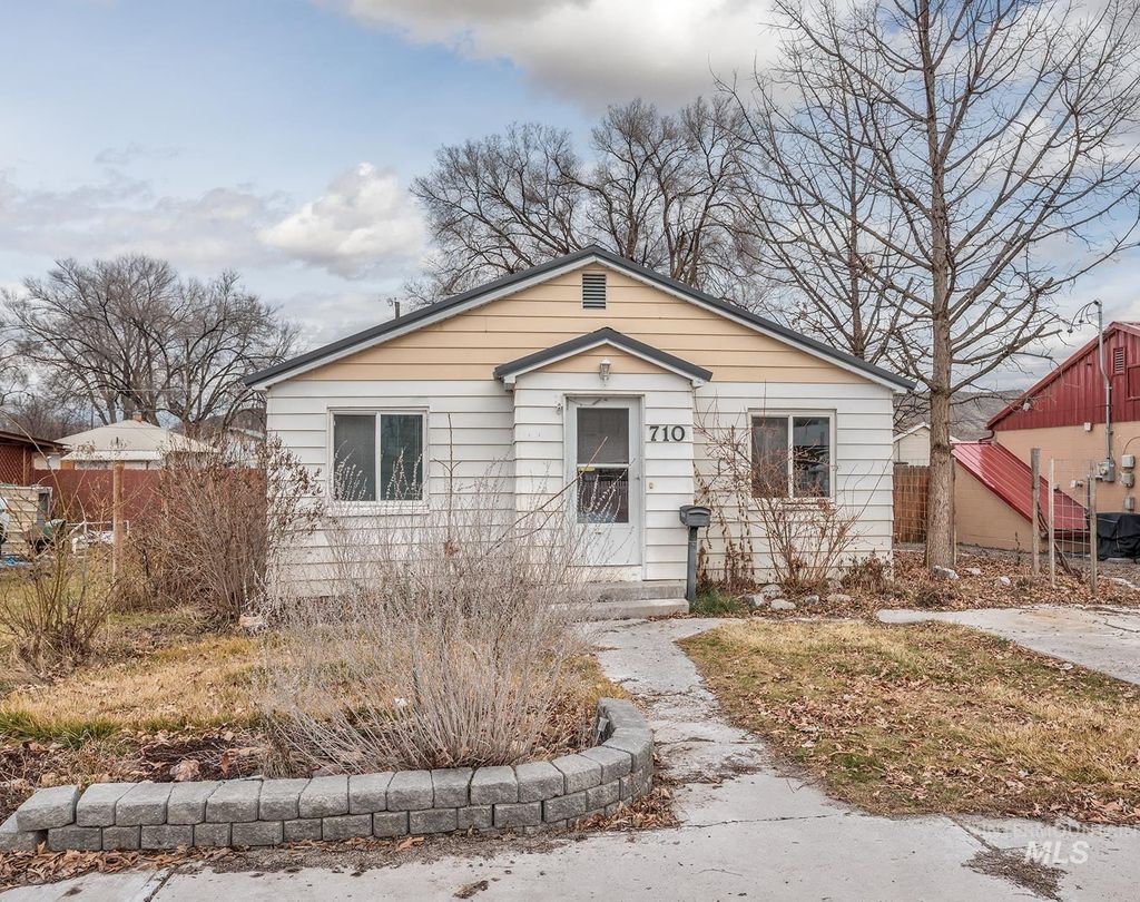 Photo of 710 Smith St S St, Vale, OR 97918 (MLS # 98974687)