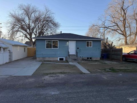 Photo of 439 Van Buren St, Twin Falls, ID 83301 (MLS # 98970954)