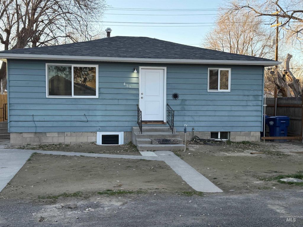 Photo of 439 Van Buren St, Twin Falls, ID 83301 (MLS # 98970954)