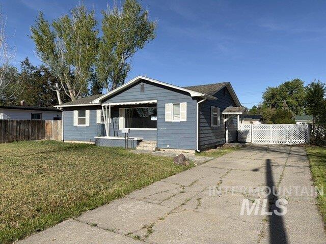 Photo of 860 N 9th E, Mountain Home, ID 83647 (MLS # 98989335)