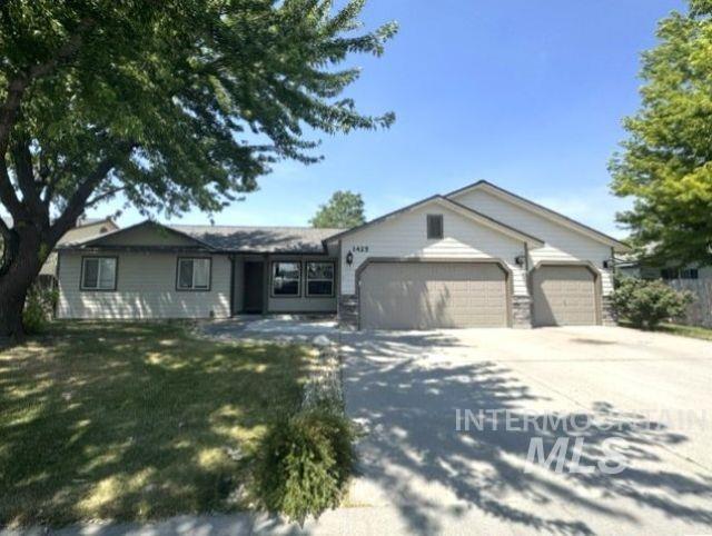 Photo of 1425 SW Kursten Ave, Mountain Home, ID 83647 (MLS # 98995136)